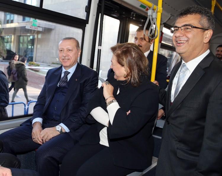 <p>Cumhurbaşkanı Recep Tayyip Erdoğan,  Harbiye'deki İstanbul Kongre Merkezi'ndeki programın ardından TEMSA tarafından yapılan elektrikli otobüse bindi.</p>
