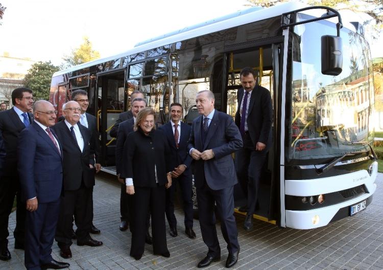 <p>Cumhurbaşkanı Erdoğan, Mabeyn Köşkü'ne elektrikli otobüsle gitti.</p>
