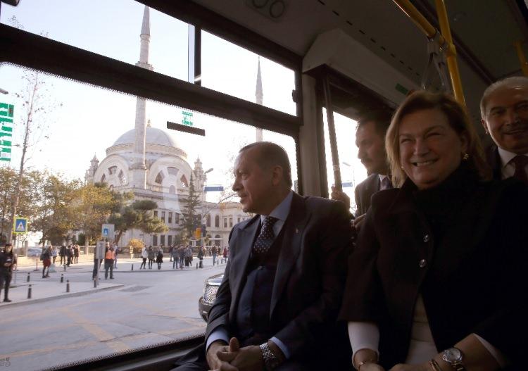 <p>Yolculuk boyunca Sabancı Holding Yönetimi Kurulu Başkanı Güler Sabancı, Erdoğan'a otobüs hakkında bilgiler aktardı.</p>
