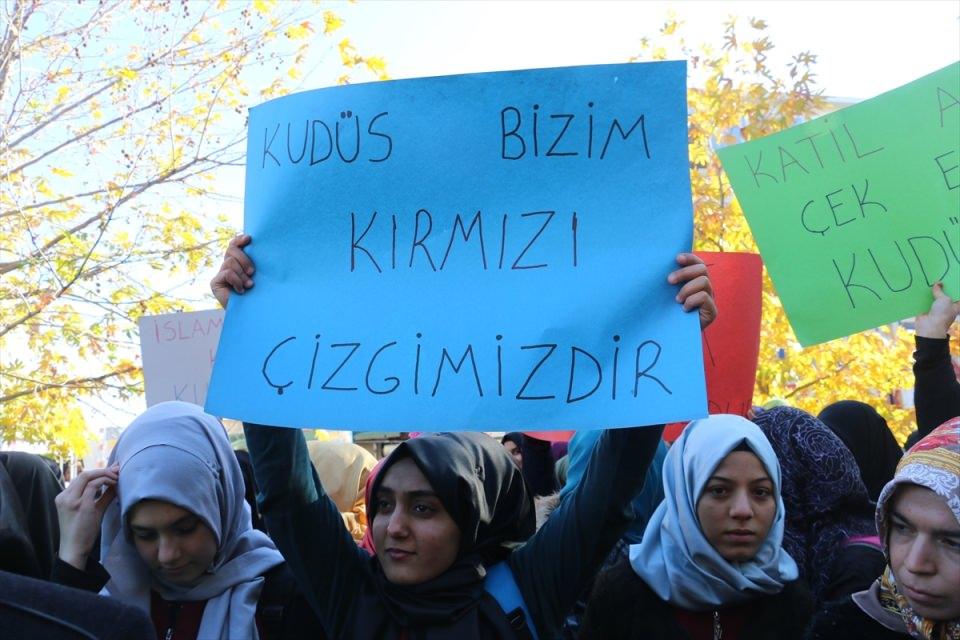 <p>Adıyaman'ın Kahta ilçesinde bir araya gelen binlerce kişi ABD'nin Kudüs'ü İsrail'in başkenti olarak tanımasına tepki gösterdi.</p>
<p> </p>