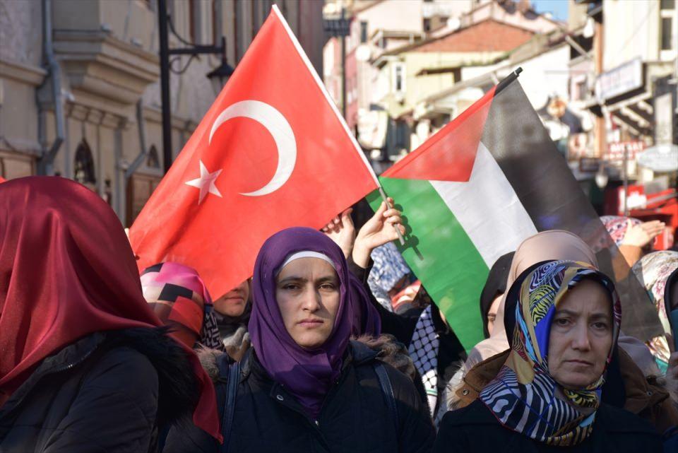 <p>Bartın'da kılınan cuma namazının ardından bir araya gelen vatandaşlar, ABD Başkanı Donald Trump'ın, Kudüs'ü İsrail'in başkenti olarak tanıma ve Tel Aviv'deki büyükelçiliklerini Kudüs'e taşıma kararına tepki gösterdi.</p>

<p> </p>
