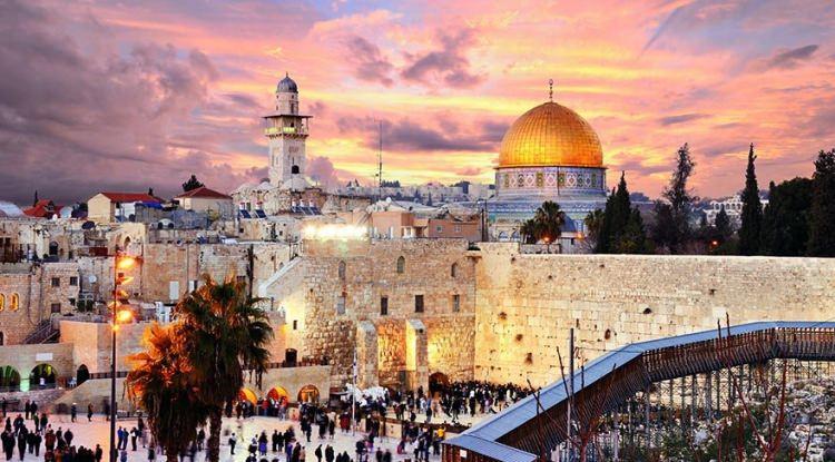 <p>ABD başkanı Donald Trump'ın Kudüs'ü İsrail'in başkenti olarak görmesi tüm müslümanları ayağa kaldırdı. Trump'ın bu görüşü ünlülerin camiasını da harekete geçirdi! <strong>İşte ünlülerin 'Kudüs' tepkisi...</strong></p>
