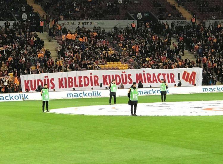 <p>Tribünlerde de Kudüs pankartları yer aldı.</p>
