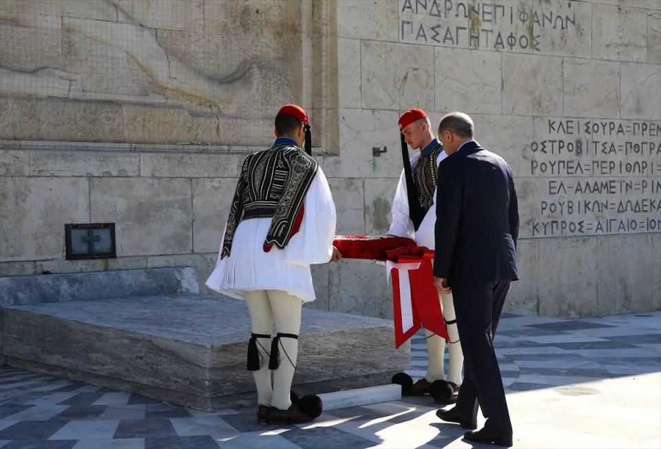 <p>Cumhurbaşkanı Recep Tayyip Erdoğan, Yunan Parlamentosu önündeki Meçhul Asker Anıtı'na çelenk bıraktı. </p>
