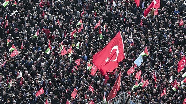 <p>Saadet Partisi öncülüğünde, çok sayıda kişinin katılımıyla Yenikapı'da "Kudüs İslam'ındır" mitingi düzenlendi.</p>

<p> </p>
