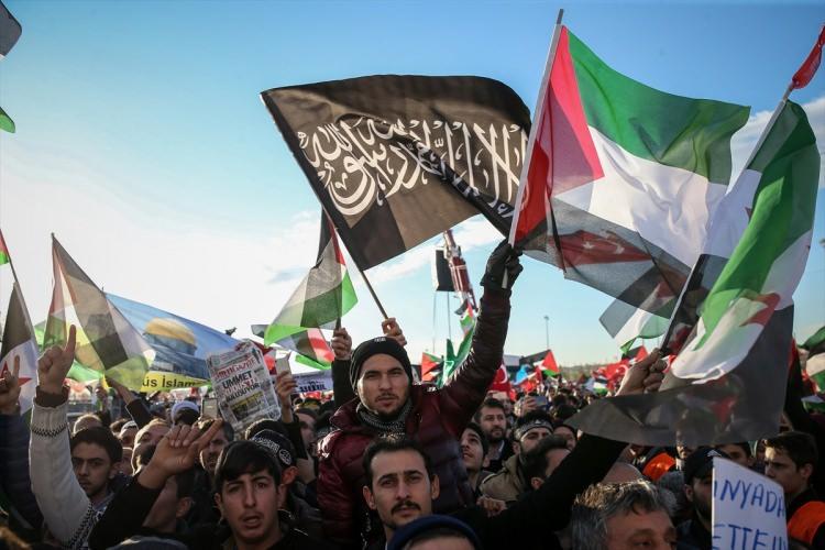 <p>Ellerinde Türk ve Filistin bayrakları bulunan ve sık sık tekbir getiren kalabalık, ABD Başkanı Donald Trump'un Kudüs'ü İsrail'in başkenti olarak tanıdıklarını açıklamasını protesto etti. Saadet Partisi Genel Başkanı Temel Karamollaoğlu ve sivil toplum kuruluşu temsilcileri burada kürsüye çıkıp alandakilere hitap etti. </p>

<p> </p>
