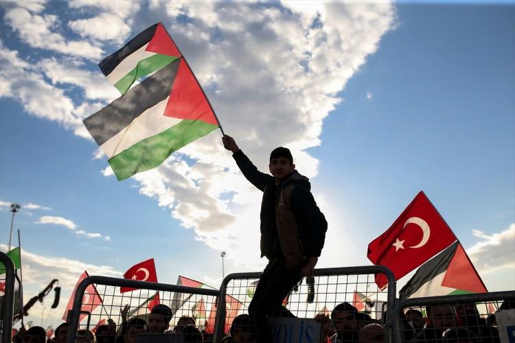 <p><strong>"ZAMAN SÜSLÜ LAFLAR SÖYLEME ZAMANI DEĞİLDİR"</strong></p>

<p>Karamollaoğlu sözlerini şöyle sürdürdü:</p>
