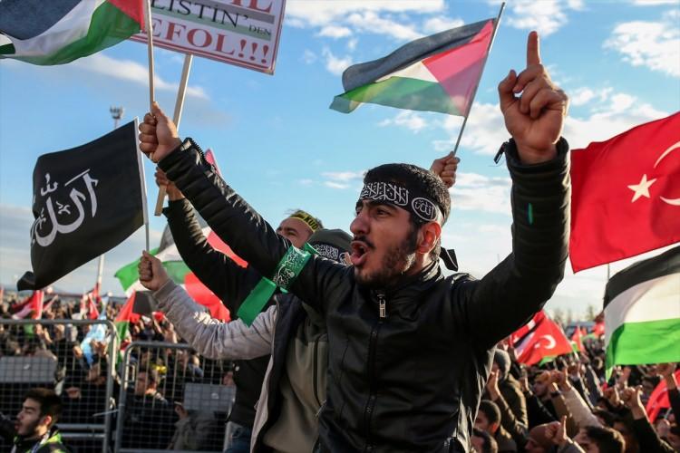 <p>"Bu küresel kuşatmaya karşı ancak küresel bir direnişle ve intifada ile karşılık verebiliriz. Bunu mutlaka idrak etmek mecburiyetindeyiz. </p>

<p> </p>
