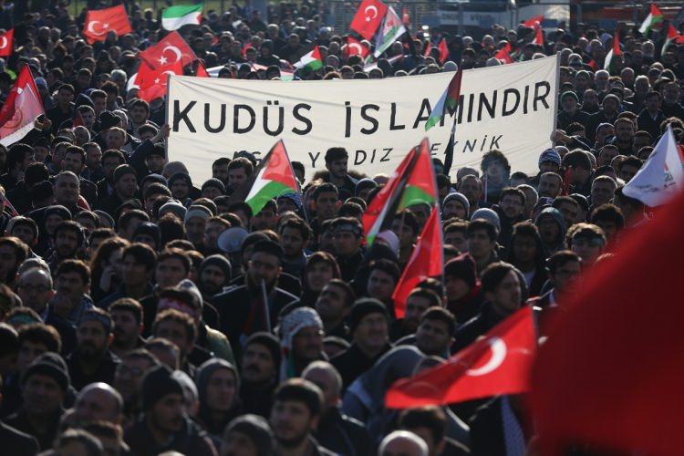 <p>Çünkü ırkçı emperyalizm laftan değil; ancak ve ancak güçten anlar. İslam Birliği Teşkilatı bundan 48 yıl önce Mescid-i Aksa'yı korumak için kurulmuştu. Şuanda Türkiye İslam Birliği Teşkilatı'nın dönem başkanı. Elbette Sayın Cumhurbaşkanı'nın Kudüs konusundaki açıklamalarını önemli buluyoruz; ama kesinlikle yeterli bulmuyoruz. Önümüzdeki hafta yapılacak zirveden bildiri değil, yaptırım içeren kararlar bekliyoruz. İslam aleminin şuanda kararlı ve onurlu bir duruşa ihtiyacı olduğu kanaatindeyiz" </p>

<p> </p>
