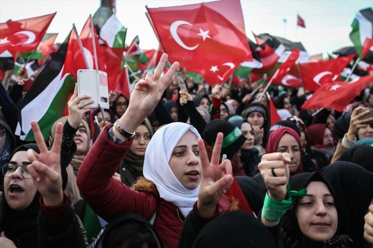 <p><strong>"BÜTÜN UÇUŞLARA KAPATMALIDIR"</strong></p>

<p>"Kısa vadede bütün İslam ülkelerinin Kudüs'ü Filistin'in başkenti olarak tanıdıklarını bütün dünyaya ilan etmeleri gerekir" diyen slam ülkeleri resmi veya gayrı resmi İsrail ile olan askeri, siyasi, ekonomik ve diplomatik ilişkilerini kestiğini bütün dünyaya ilan etmeleri icap eder. Tüm bölge ülkeleri hava sahalarının İsrail'e ait sivil ve askeri bütün uçuşlara kapatmalıdır" ifadesini kullandı. </p>
