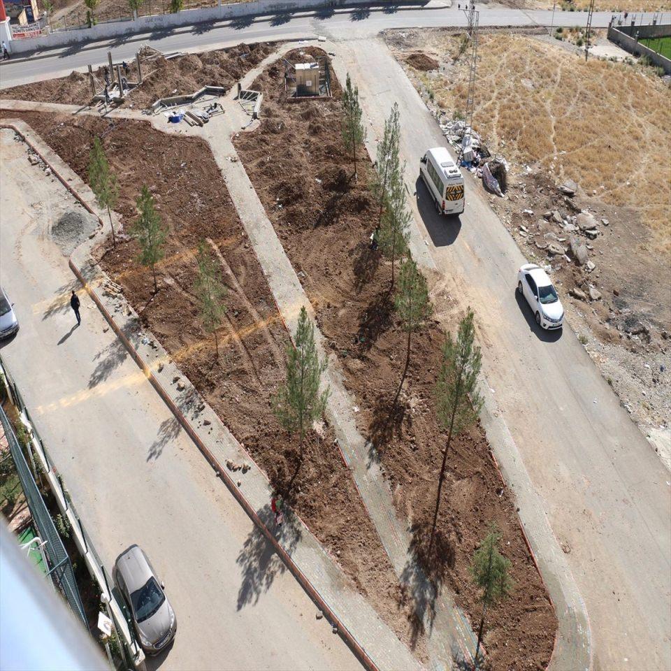 <p><strong>EŞ ZAMANLI ÇALIŞMALAR</strong><br />
<br />
Birçok mahallede eş zamanlı başlatılan çalışmalar kapsamında Park Bahçe Müdürlüğü ekipleri, Tılmerç Mahallesi, Çamlıtepe Mahallesi Bayındırlık Mahallesi ve Cudi Mahallesinde çalışmalarını sürdürüyor.</p>
<p> </p>