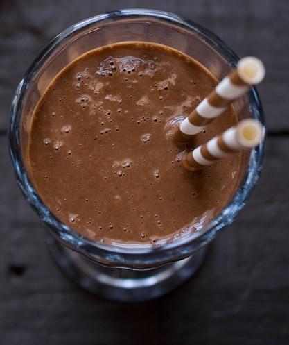 <p><strong>Çikolatalı süt</strong></p>

<p>Bir bardak çikolatalı sütte 22 gram protein ve 10 gram lif bulunur. Kahvaltıda içerseniz uzun süre açlık hissetmemenizi sağlar.</p>
