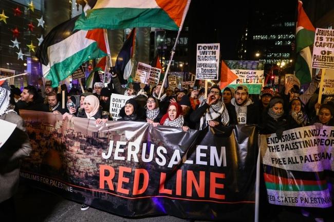 <p><strong>Chicago'da Kudüs gösterileri</strong></p>

<p>ABD Başkanı Donald Trump’ın Kudüs'ü İsrail'in başkenti olarak tanıması kararı, Chicago’da protesto edildi.</p>
