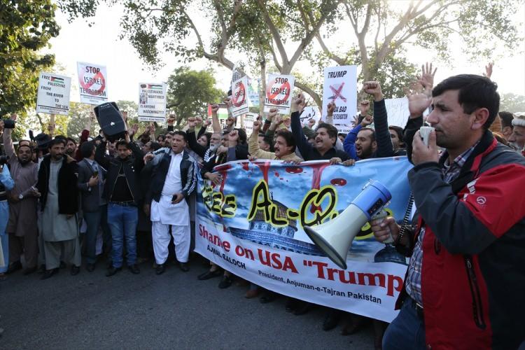 <p><strong>PAKİSTAN'DA PROTESTO</strong></p>

<p>ABD Başkanı Donald Trump’ın Kudüs'ü İsrail'in başkenti olarak tanıması kararı Pakistan’ın başkenti İslamabad’da protesto edildi.</p>
