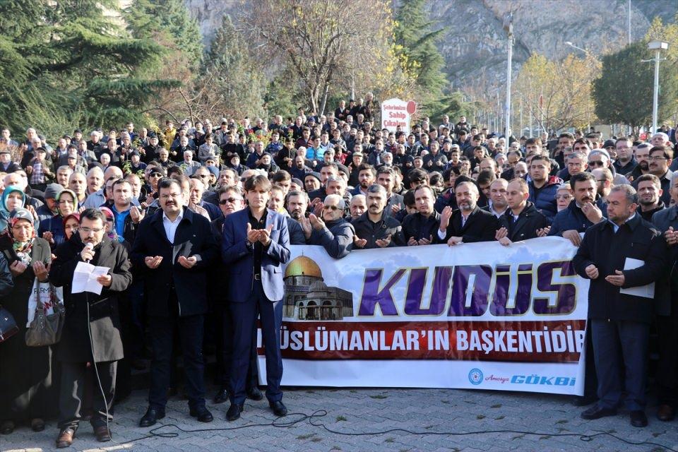 <p>Amasya'da kılınan cuma namazının ardından AK Parti İl Başkanlığı ve 56 sivil toplum kuruluşları öncülüğünde bir araya gelen vatandaşlar, ABD Başkanı Donald Trump'ın, Kudüs'ü İsrail'in başkenti olarak tanıması ve Tel Aviv'deki büyükelçiliklerini Kudüs'e taşıma kararına tepki gösterdi.</p>
<p> </p>