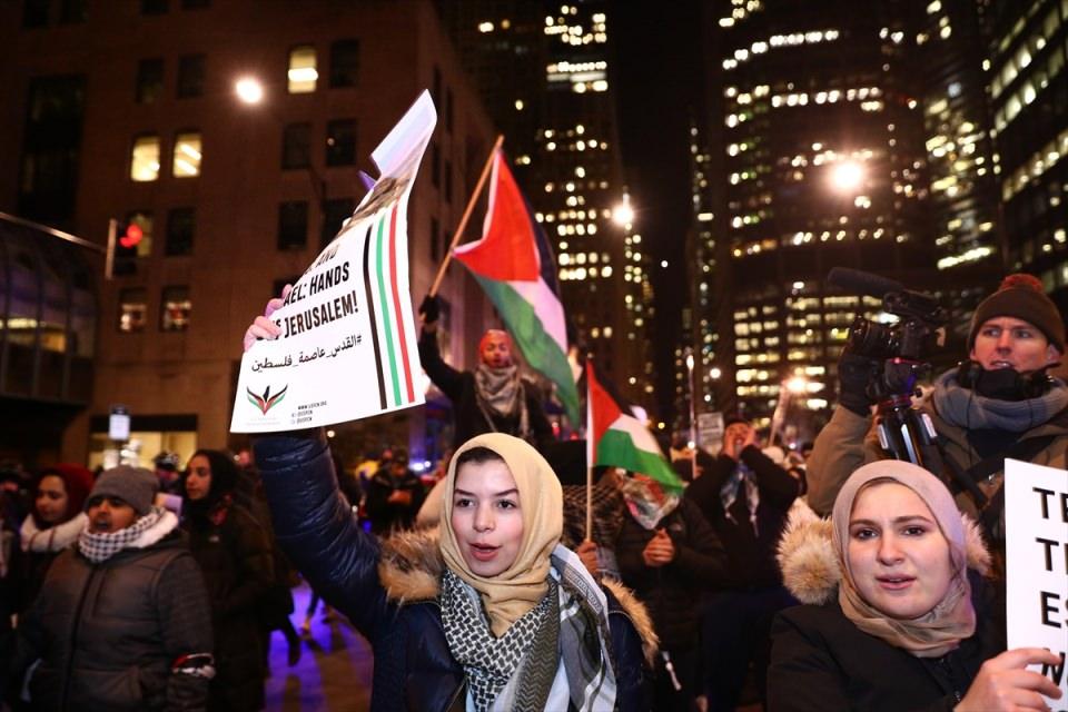 <p>Yapılan konuşmaların ardından göstericiler taşıdıkları dev Filistin bayrağı ve pankartlarla Trump ve İsrail karşıtı sloganlar atarak İsrail Başkonsolosluğu önüne kadar yürüdü. </p>

