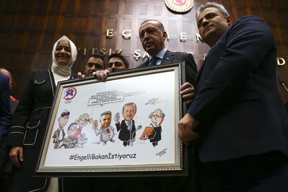 <p>Cumhurbaşkanı ve AK Parti Genel Başkanı Recep Tayyip Erdoğan, partisinin TBMM Grup Toplantısı'na katılarak konuşma yaptı. Erdoğan, konuşması sonrası çeşitli yarışmalarda ödül alan sporcular ve öğrenciler ile engellileri kabul etti.</p>

<p> </p>

