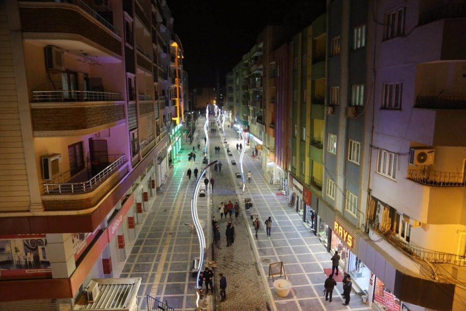 <p>Cizre Belediyesi kentin en işlek caddelerinden Sanayi Caddesi'nde gerçekleştirdiği "Sokak Sağlıklaştırılması Projesi" ile Sanayi Caddesi'ni, "sevgi" caddesine dönüştürdü.<br />
<br />
<strong>GECE GÖRÜNÜTÜSÜ GÖZ KAMAŞTIRIYOR</strong><br />
<br />
Bitme aşamasına gelen çalışmalarda, yolun ortasında yaya bölümü yapıldı. Yolun her iki tarafına çiçeklikler ile banklar konulacak ve Cizreliler'in güneşten korunması için tek tip düzenli açılıp kapanabilen güneşlik yapılacak. Işıklandırma çalışmalarının tamamlandığı caddenin gece görüntüsü göz kamaştırıyor.</p>

<p> </p>
