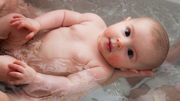 <p><strong>Göbek bağı düşmeden banyo yaptırılabilir mi?</strong></p>

<p>Doktorlar, bebeklere banyo yaptırmak için göbek bağının düşmesini beklemenin yersiz olduğunu söylüyor.</p>
