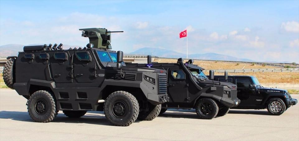 <p>Türk firmaları, Kuveyt ile son yıllarda özellikle kara platformları alanında başarılı işbirliği projelerine imza attı. Otokar ve Nurol Makina tarafından üretilen araçlar Kuveyt tarafından tercih edildi.</p>

<p> </p>
