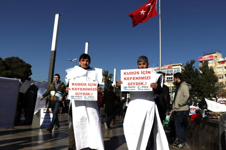 <p>Aydın'da siyasi partiler ve sivil toplum kuruluşu üyeleri ABD'nin Kudüs'ü İsrail'in başkenti olarak tanımasını Atatürk Kent Meydanı'nda protesto etti. Bazı vatandaşlar kefen giyerek tepki gösterdi.</p>

<p> </p>
