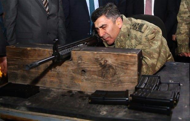 <p>Savunma Sanayi Müsteşarı İsmail Demir, tören alanındaki bir MPT-76'yı Kara Kuvvetleri Komutanı Orgeneral Salih Zeki Çolak'a verdi. Milli Piyade Tüfeği'ni teslim almaktan duyduğu gururu ifade eden Orgeneral Çolak, "MPT-76'nın Kara Kuvvetleri Komutanlığı envanterine girmesiyle bir kuvvet çarpanı silah olarak bunu operasyonel faaliyetlerimizde ve plan görevlerimizde kullanacağımızı değerlendiriyoruz." diye konuştu. </p>

<p> </p>
