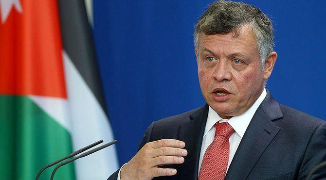 <p>Ürdün Kralı 2. Abdullah ABD Başkanı Donald Trump'ın Kudüs'ü "İsrail'in başkenti" olarak tanıması kararının bölge güvenliği, istikrarı ile barış çabalarına tehlikeli yansımaları olacağını belirtti .Kral Abdullah, başkenti Doğu Kudüs olan bağımsız Fİlistin devleti kurulması çabalarında Filistinlilere destek olunması gerektiğini ifade etti.</p>
<p> </p>
<p> </p>
