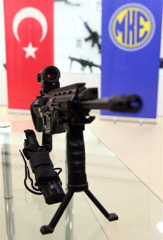 <p>Silahın yapımında emeği olanlara teşekkür eden Işık, "Bu topraklar bize kolay vatan olmadı. Bu toprakların bize vatan olarak kalması için öncelikle çok güçlü bir demokrasiye, güçlü bir ekonomiye ve güçlü bir silahlı kuvvetlere ekmek, su kadar muhtacız." diye konuştu.</p>
<p> </p>