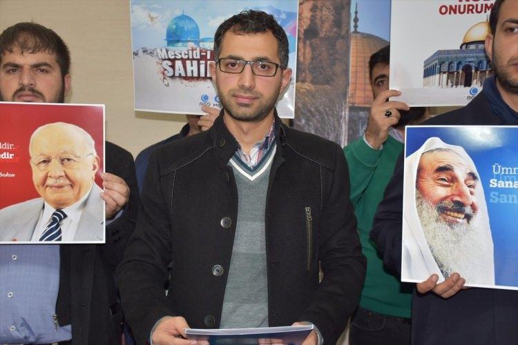 <p>ABD'nin Kudüs'ü İsrail'in başkenti olarak tanıma planı, Diyarbakır, Şırnak, Elazığ ve Bingöl'de protesto edildi. Anadolu Gençlik Derneği (AGD) Diyarbakır Şube Başkanı Abdurrahman Ergin, şube binasında basın toplantısı düzenledi.</p>