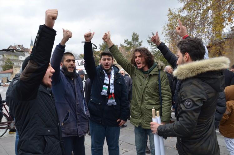 <p>Karaman'da ABD'nin Kudüs'ü İsrail'in başkenti olarak tanıma planı Karaman Anadolu Gençlik Derneği (AGD) Karaman Şubesi öncülüğünde protesto edildi.</p>
<p> </p>