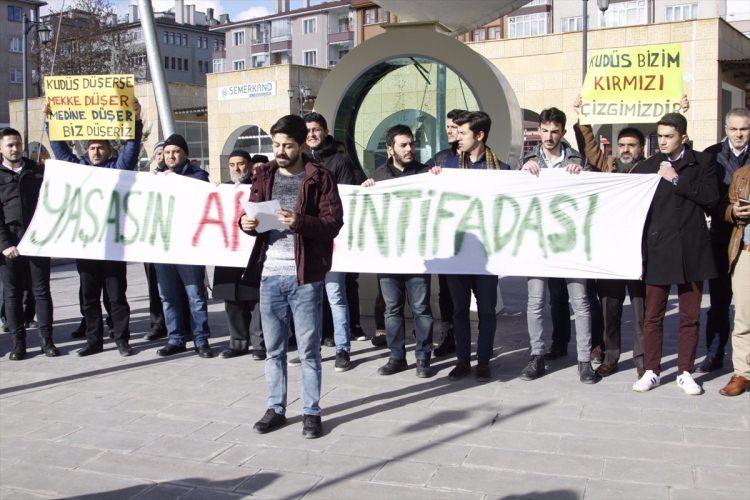 <p>ABD Başkanı Trump'ın Kudüs'ü İsrail'in başkenti olarak tanıma ve Amerikan Büyükelçiliğini Kudüs'e taşıma yönündeki planı, Çankırı'da protesto edildi.</p>

<p> </p>
