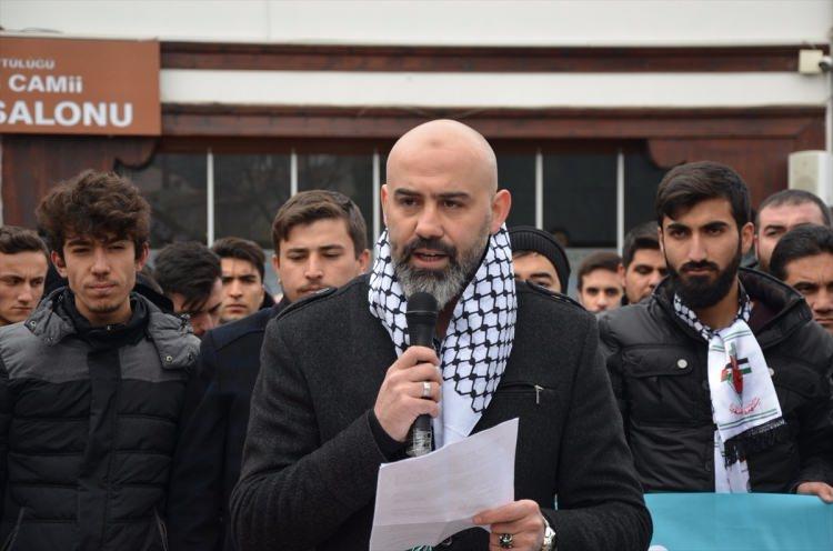 <p>ABD Başkanı Donald Trump'ın Kudüs'ü İsrail'in başkenti olarak tanıma ve Amerikan Büyükelçiliğini Tel Aviv'den Kudüs'e taşıma yönündeki planına Amasya'da tepki gösterildi. Şeyhcui Camisi'nin önünde gerçekleştirilen gösteride TÜGVA Amasya Temsilcisi Yasin Kuloğlu, açıklama yaptı.</p>
<p> </p>