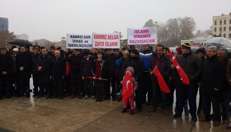 <p>Kırşehir'de Cacabey Meydanı'nda bir araya gelen Kırşehir Ahi Sivil Akıl Platformu'na üye sivil toplum kuruluşları başkanlarının da aralarında olduğu grup, ABD'nin, Tel Aviv'deki ABD Büyükelçiliği'nin Kudüs'e taşınmasına yönelik açıklamalarını kınadı.</p>

<p> </p>
