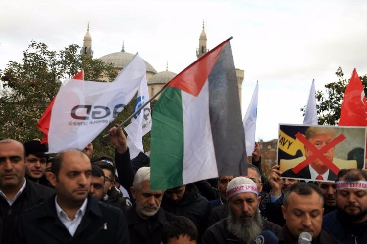 <p>Malatya'da ABD'nin Kudüs'ü İsrail'in başkenti olarak tanıma planı protesto edildi.</p>

<p> </p>
