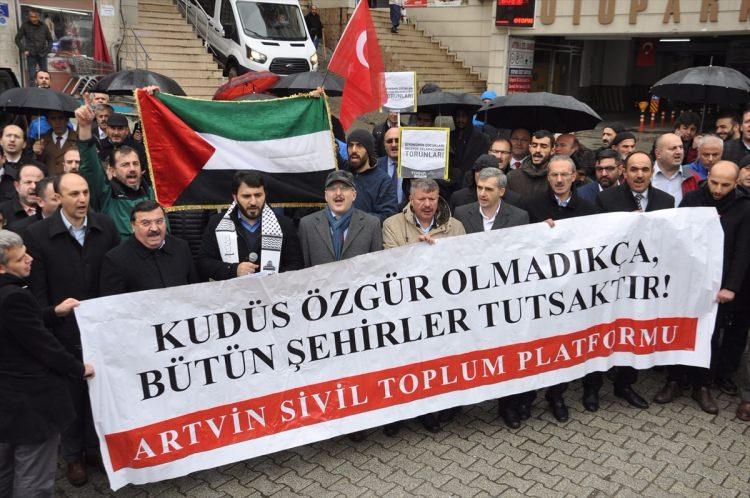 <p>ABD Başkanı Donald Trump'ın Kudüs'ü İsrail'in başkenti olarak tanıma ve Amerikan Büyükelçiliğini Kudüs'e taşıma yönündeki planına, Artvin'de tepki gösterildi.</p>

<p> </p>

