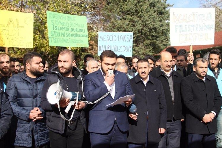<p>Gaziantep'te, Türkiye Gençlik Vakfı (TÜGVA) öncülüğünde 32 Sivil Toplum Kurululuşunun üyeleri, ABD Başkanı Trump'ın Kudüs'ü İsrail'in başkenti olarak tanıma planını protesto etti. Ulu Cami önünde toplanan grup adına Abdullah İnce, basın açıklamasını okudu.</p>

<p> </p>
