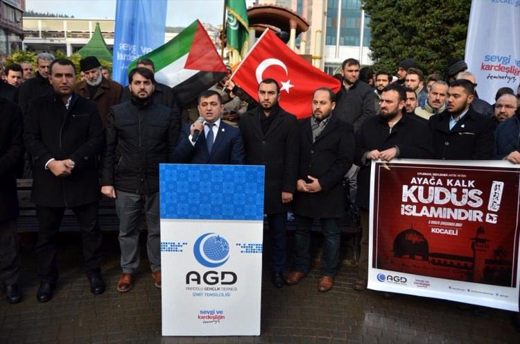 <p>Kocaeli'nin İzmit ilçesinde Anadolu Gençlik Derneği (AGD) üyelerince, ABD Başkanı Trump'ın Kudüs'ü İsrail'in başkenti olarak tanıma planı protesto edildi. Sabri Yalım Parkı'nda toplanan grup adına AGD Kocaeli Şube Başkanı Kemal Halıcı, basın açıklaması yaptı.</p>

<p> </p>
