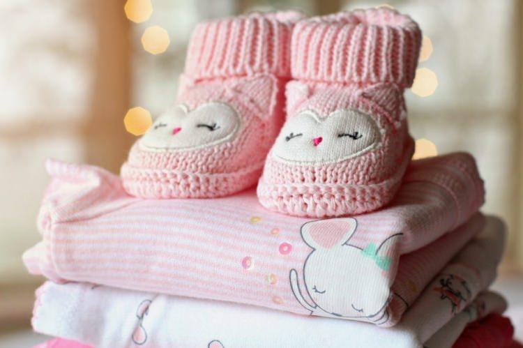 <p><strong>Bebekler nasıl giydirilmeli?</strong></p>

<p>Bebeklerin vücutlarında en soğuk olan yerleri elleri ve ayaklarıdır. Bu nedenle bebeklerin üşümemesi için doğru bir kıyafet seçimi çok önemlidir.</p>
