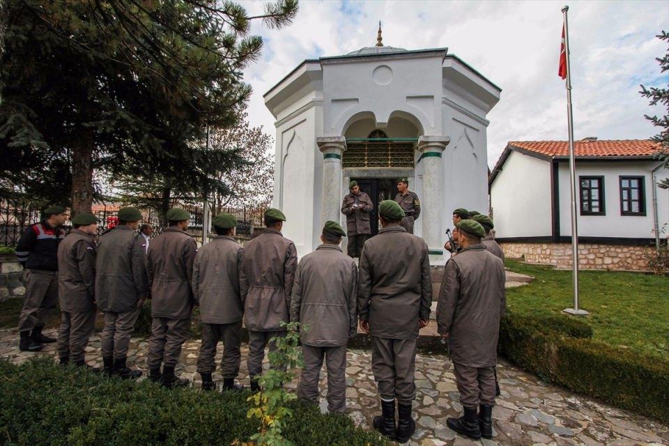 <p>Kütahya'nın Domaniç ilçesinde vatani görevini yapan askerler, Osmanlı Devleti'nin kurucusu Osman Gazi'nin babaannesi, Ertuğrul Gazi'nin annesi "Hayme Ana"nın kabrini ziyaret ederek, dua okudu.</p>
<p> </p>