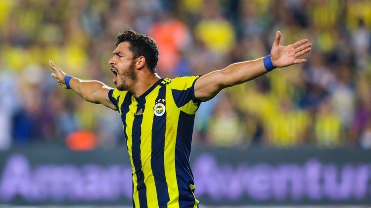 <p>Kasımpaşa'yı 4-2 mağlup eden Fenerbahçe'de 2 gol atan Giuliano ve rakibine perde yapan Volkan Demirel, sosyal medyayı salladı.</p>
