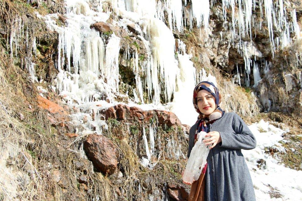 <p>Gece en düşük hava sıcaklığı sıfırın altında 14.7 derece ile Göle ilçesinde ölçülürken, Ardahan’da ise eksi 10 derece olarak ölçüldü.</p>
<p> </p>
