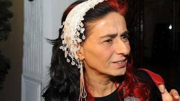 <p><strong>YILDIZ TİLBE:</strong></p>
<p>“Köpeklerin duası kabul olsaydı gökten kemik yağardı. Kudüs konusunda Allah’ın dediği olur, olmuştur ve olacaktır. Kudüs de yeryüzü de içindekilerle beraber Allah’ındır. Kur’an ve ayetler kıyamete kadar olacakları söylemiş, içinde bunlarda var. Yolları Cehenneme kadar açık, oradan sonrası yok”</p>