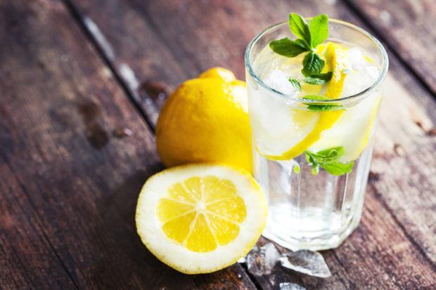 <p>Antioksidan bakımından oldukça sağlıklı olan limon suyu, vücudun ihtiyaç duyduğu minerali karşılamasının yanı sıra birçok hastalık için şifa deposu. <strong>Peki limon suyu hangi hastalıklara iyi gelir? İşte yanıtı...</strong></p>
