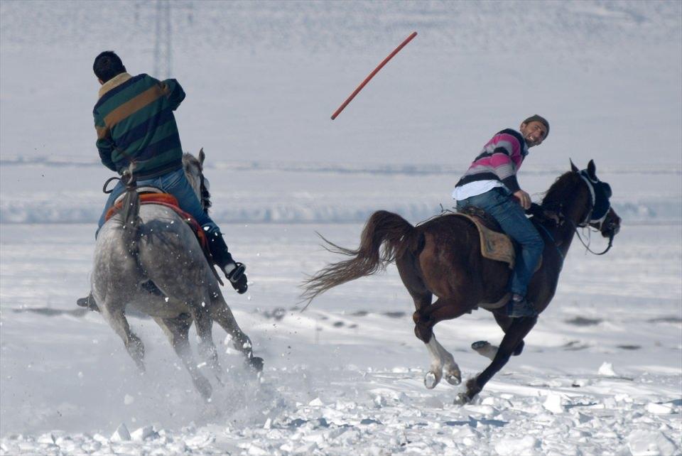 <p><strong>Cirit aşkı, kar ve soğuk dinlemiyor</strong></p>

<p>Cirit oynayanlardan Muhammet Ekinci de "Ata sporunu yaşatmak, gelecek nesillere aktarmak için kar soğuk dinlemiyoruz. Atlarımız biraz ham, o yüzden iyi eğitilmesi lazım. Arkadaşlarla birlikte güzel cirit oynuyoruz." dedi.</p>
