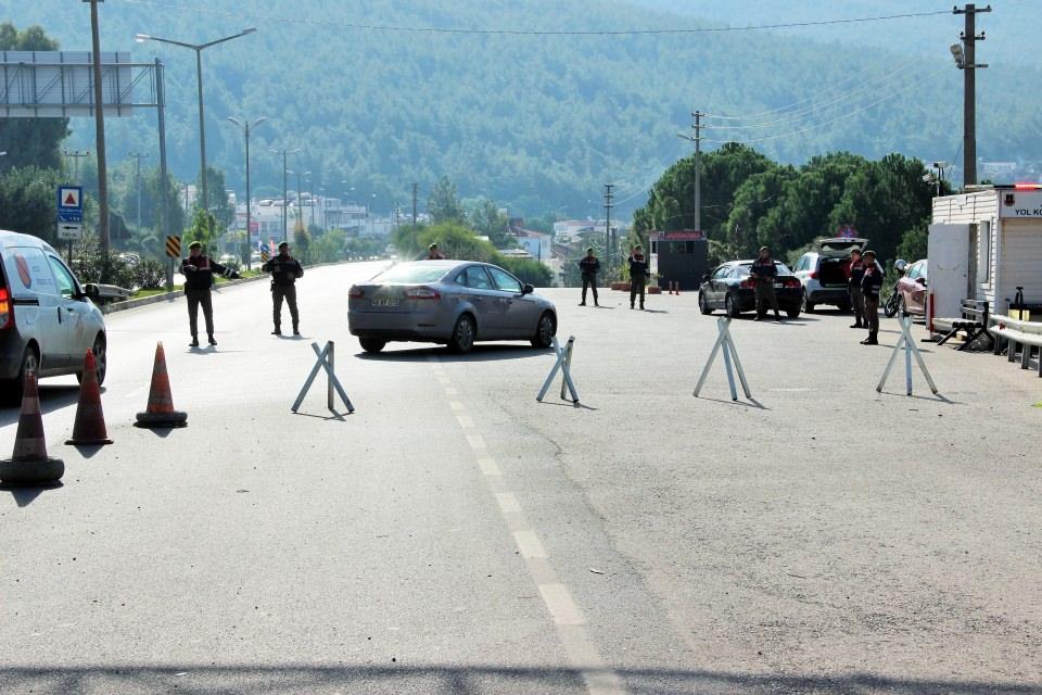 <p><strong>Buluşu emekli askerler, yazılımı ODTÜ'lü profesörler yaptı</strong><br />
<br />
Gözlük SİMBT mühendislik tarafından geliştirildi. Bir grup emekli asker ve ODTÜ'lü profesörler tarafından üretilen gözlükte kamera sistemi ve yüz algılama sistemi gibi teknolojik özellikler bulunuyor.</p>
