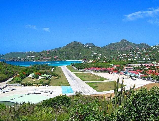 <div><strong>St. Barths Havaalanı - St. Barths</strong></div>
<div> </div>
<div>St. Maarten havaalanı gibi Amerikalı ünlülerin uğrak noktası St. Barths da dünyanın en kısa pistlerinden birine ev sahipliği yapmakta. Pistin sonunda, hemen bitiminde güneşlenen turistler bulunmakta.</div>