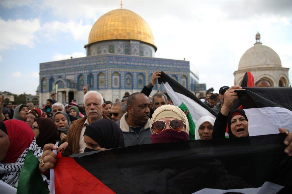 <p>Filistin bayrakları taşıyan göstericiler, ABD ve İsrail karşıtı sloganlar attı.</p>

