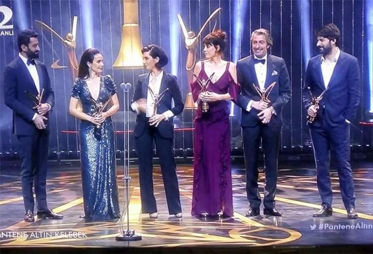 <p><strong>12- KENDİ MUCİZESİNİ YARATANLAR: </strong><br />
<br />
Kenan İMİRZALIOĞLU, Songül ÖDEN, Engin AKYÜREK, Erkan PETEKKAYA, Cansu DERE, Tuba BÜYÜKÜSTÜN</p>
