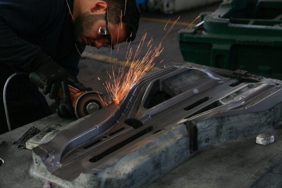 <p>Otomotiv ve beyaz eşya sektörleri için preslenmiş tüm metal parça ve kalıpları üretebildiklerini, kalite ve sipariş hızıyla prestijli markaların tercih nedeni haline geldiklerini aktaran Sarıgözoğlu, 2018 yılına da yeni yatırımlarla gireceklerini bildirdi. </p>

<p> </p>
