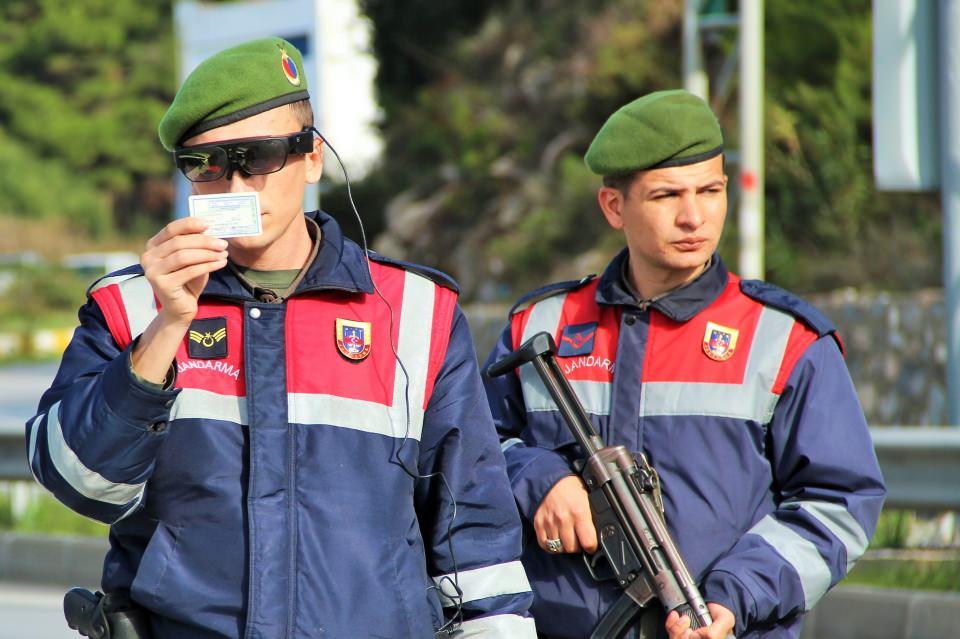 <p>Güvercinlik Jandarma Karakolu önünde jandarma ekipleri tarafından takbul gözlükleriyle uygulama yapıldı. Türkiye’de sadece 10 adet olan takbul gözlükleri ile kimlik ve araç sorgusu yapan jandarma ekipleri saniyeler içerisinde sorgulamayı bitirdi.</p>

<p> </p>
